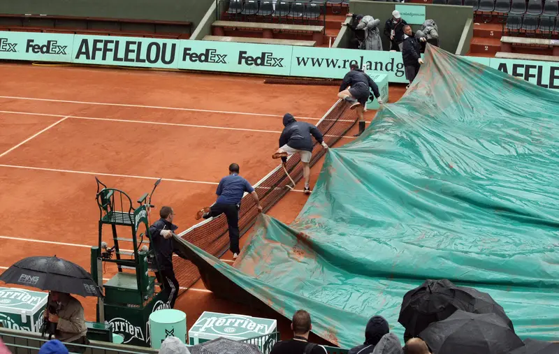 How to clean a tennis court