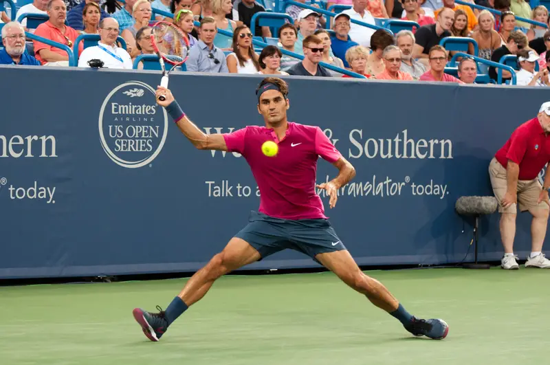 Roger Federer slicing the ball