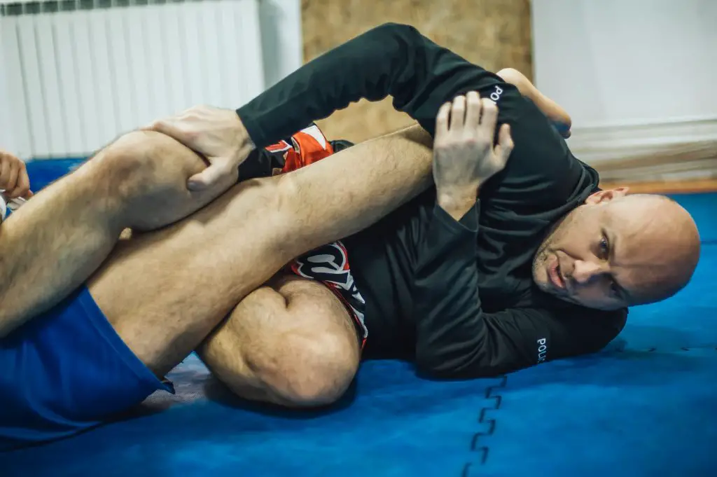 BJJ-Brazilian-jiu-jitsu-ground-fight-sparing.-Leg-lock-kneebar-submission
